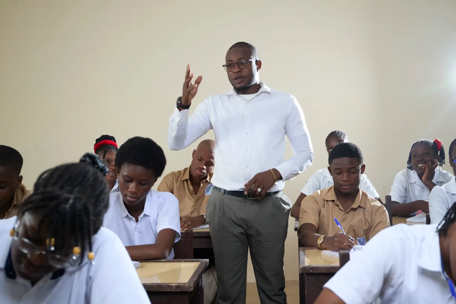 A Headbridge teacher explaining a concept to a full classroom